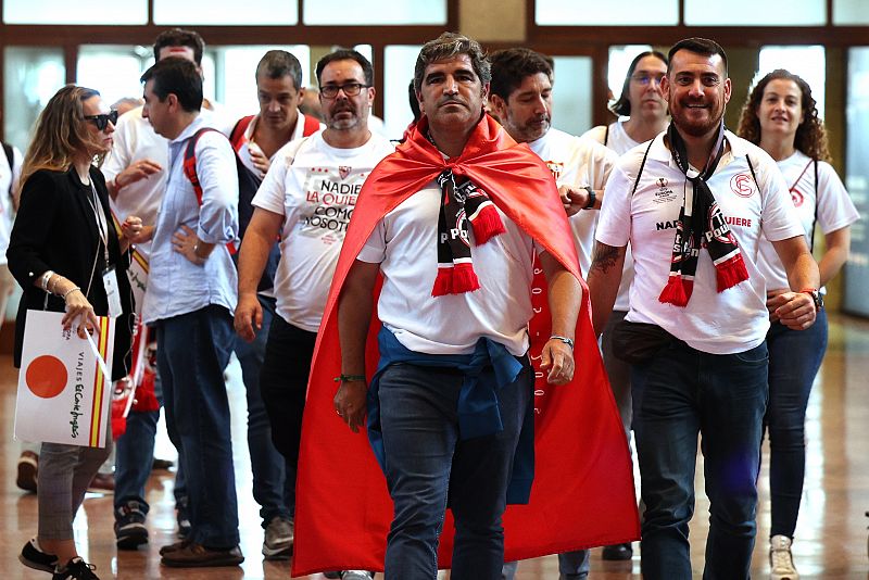 Nadie la quiere como ellos: La odisea de los aficionados del Sevilla para ver la final  - ver ahora