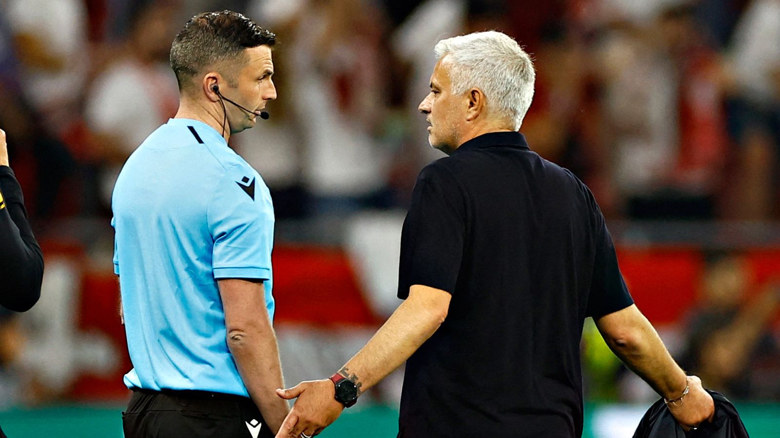 Final Europa League 2023 Sevilla - Roma: Mourinho cargó contra los árbitros y fue a recrimináserlo al parking del Puskas