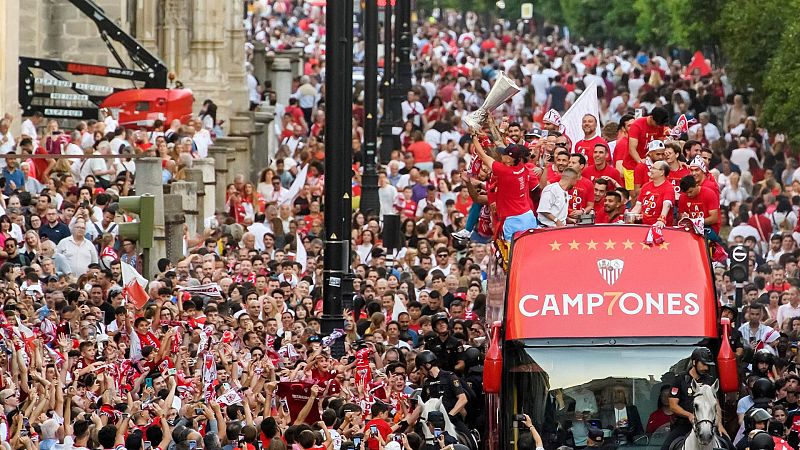 El Sevilla celebra la séptima Europa League por las calles de la ciudad    