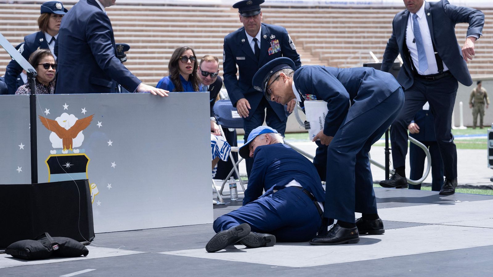 Biden se tropieza y cae al suelo