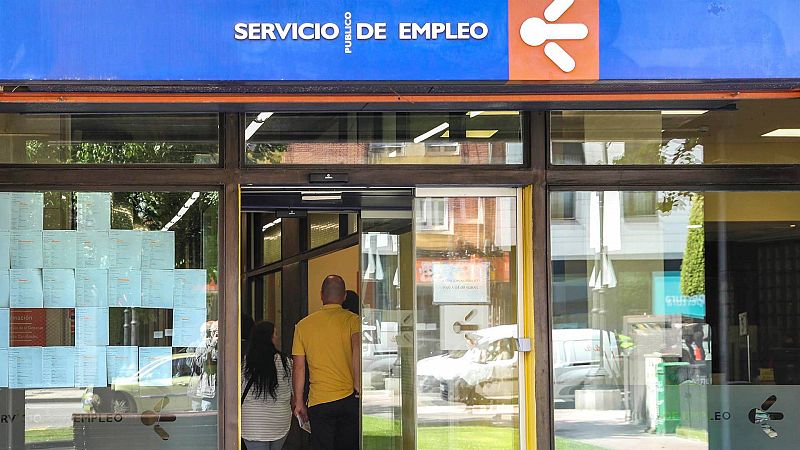 El paro bajó en mayo en casi 50.000 personas, de forma que el total de desempleados en España cae hasta los 2,73 millones, la cifra más baja para este mes desde 2008. 