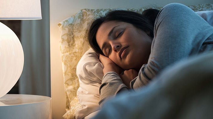 Hablando claro - Dormir solo o acompañado ¿Qué es mejor para nuestro descanso?