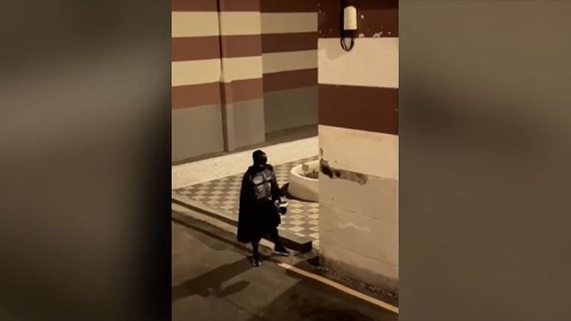 El Batman de La Isleta: un vecino de Las Palmas borra las líneas amarillas que impiden aparcar vestido de superhéroe
