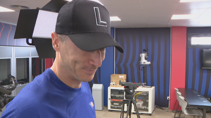  - RTVE le da a Lewandowski un regalo muy especial: una gorra firmada por Fernando Alonso