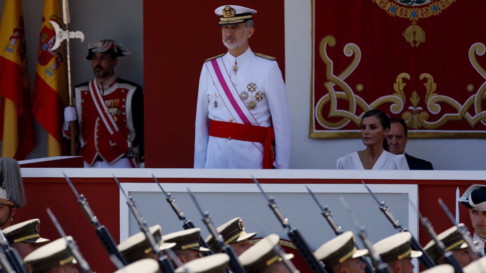 Los reyes presiden el desfile de las Fuerzas Armadas