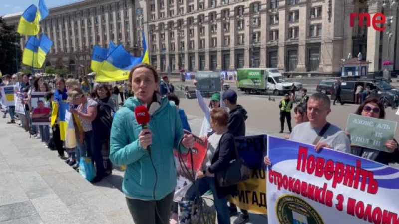 Radio 5 Actualidad - Las familias de los soldados ucranianos detenidos por Rusia se manifiestan en Kiev - Escuchar ahora