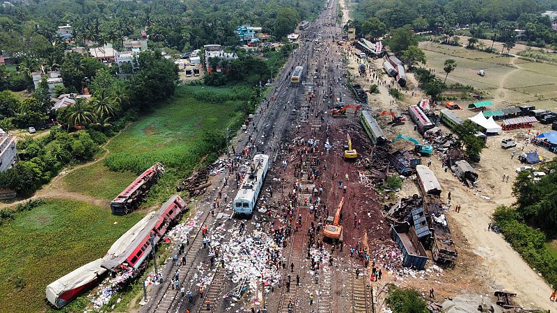 La India trata de identificar a las víctimas de su peor accidente ferroviario del siglo