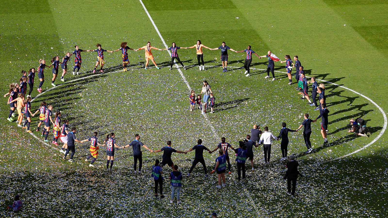 Fiesta del Barça tras la conquista de la segunda Champions League femenina