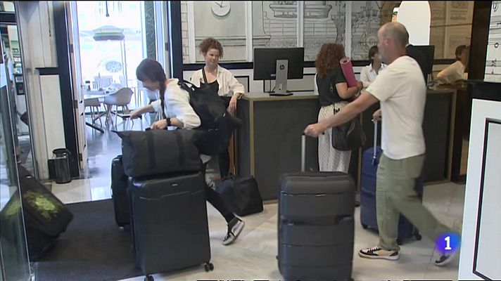 L'informatiu - Comunitat Valenciana - Los hoteles se quejan de falta de personal y de inestabilidad en las plantillas