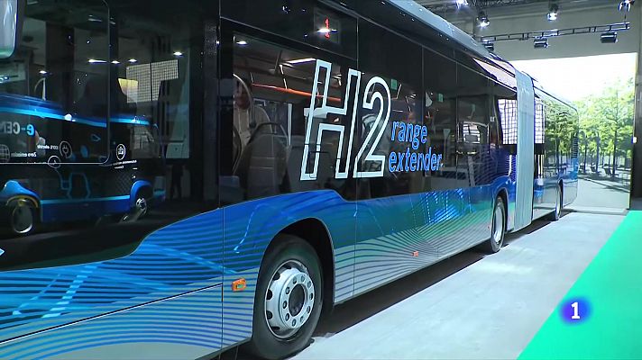 L'Informatiu - La indústria de l'automoció mundial presenta a Fira Barcelona els darrers avenços del sector del transport públic
