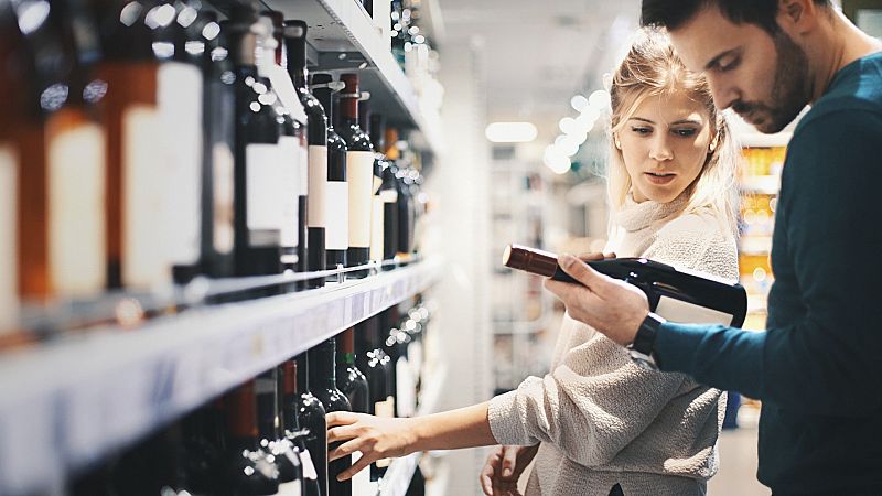 Irlanda se convierte en el primer país de la UE en incluir avisos sanitarios en las botellas de bebidas alcohólicas, lo que ha reabierto el debate sobre los efectos perjudiciales del alcohol en la salud.