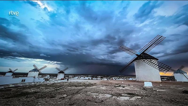 Probabilidad de chubascos y tormentas localmente fuertes en buena parte del interior peninsular - ver ahora