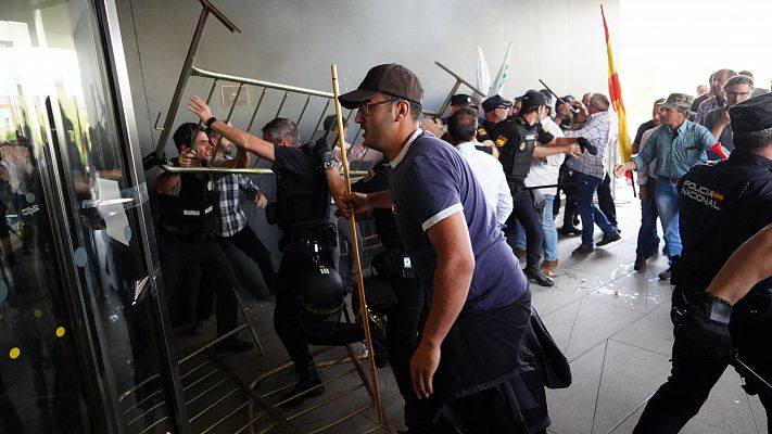 Doce heridos y un detenido en una protesta ganadera en Salamanca con intento de asalto a la Delegación de la Junta