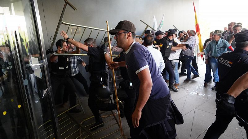 Doce heridos y un detenido en una protesta ganadera en Salamanca con intento de asalto a la Delegacin de la Junta