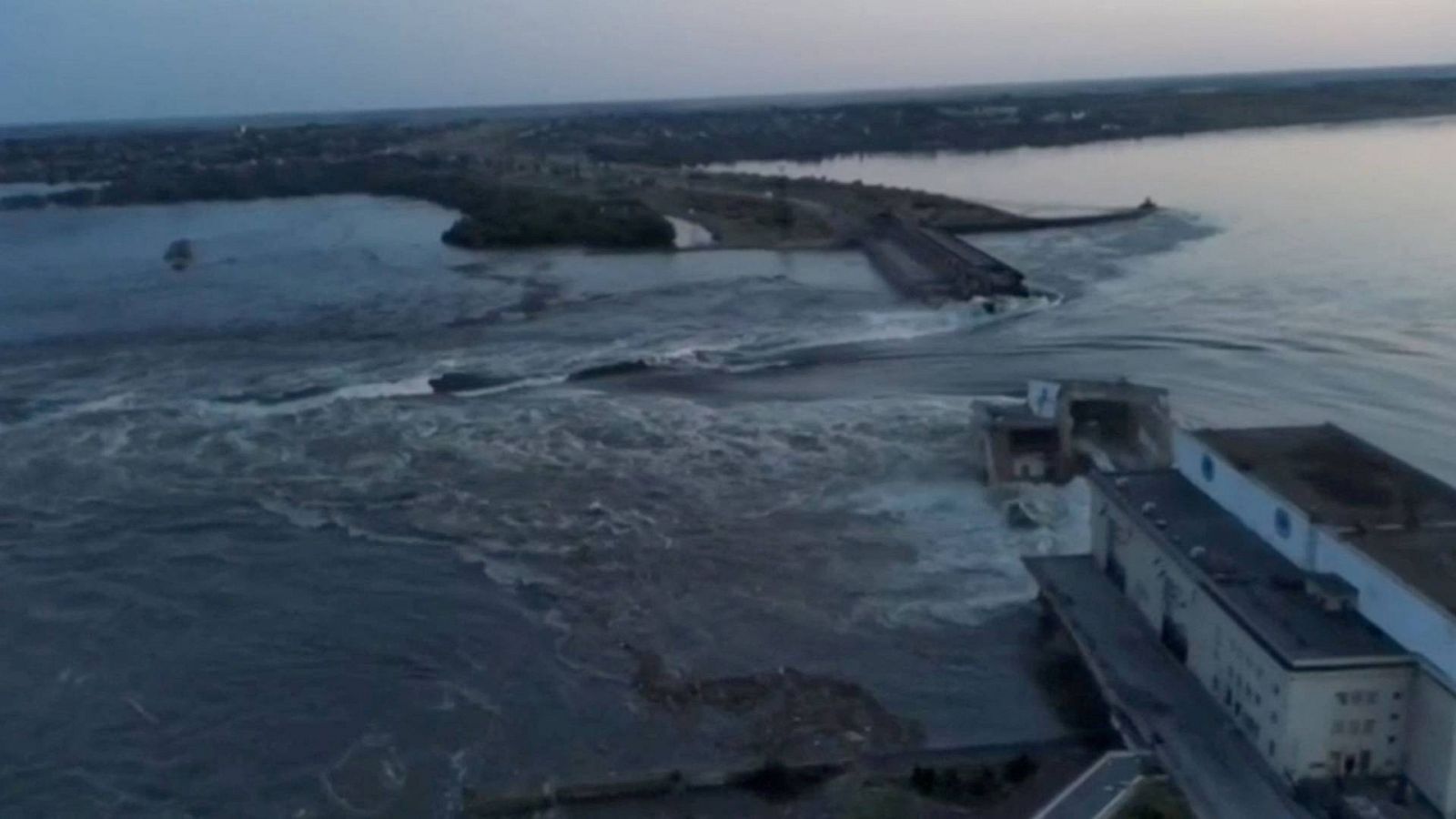 Rusia y Ucrania se acusan mutuamente de la destrucción de la presa de Nova Kajovka