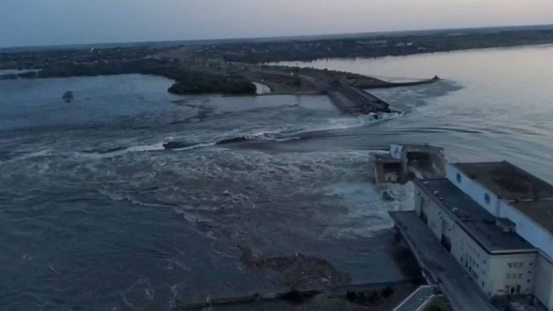 Rusia y Ucrania se acusan mutuamente de la destrucción de una importante presa en Jersón - Ver ahora