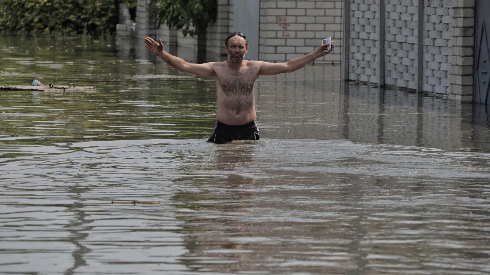 La destrucción de la presa Nova Kavojka inunda los pueblos de alrededor y causa daños irreparables