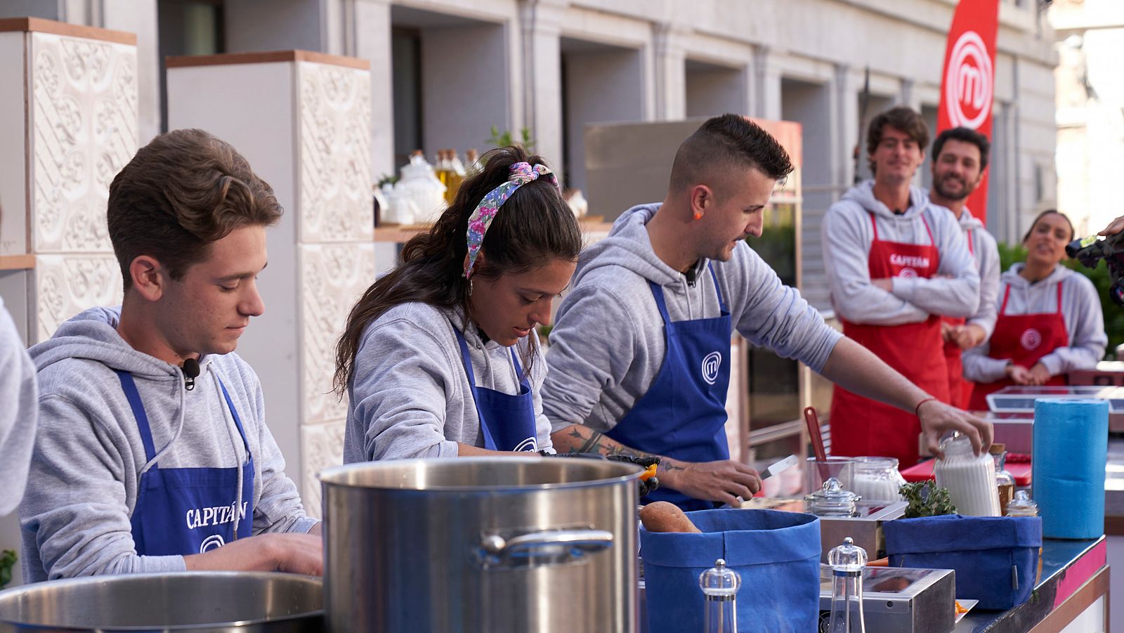 Luca comenta que le encanta robar botecitos de gel de los hoteles