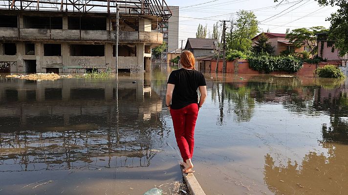 Día después de la rotura de la presa de Nova Kajovka