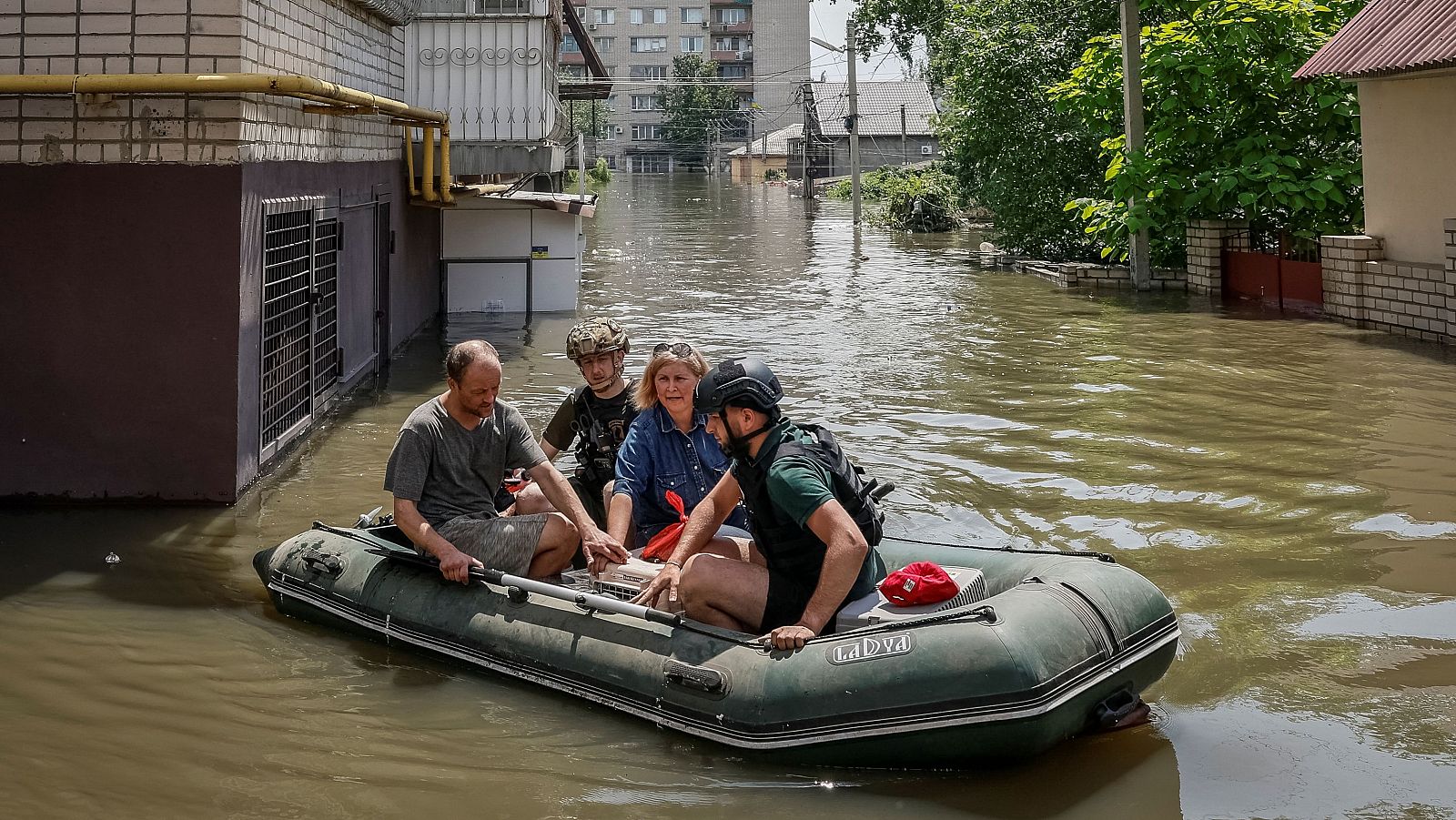 Continúan las evacuaciones en Ucrania tras el colapso de la presa de Nova Kajovka