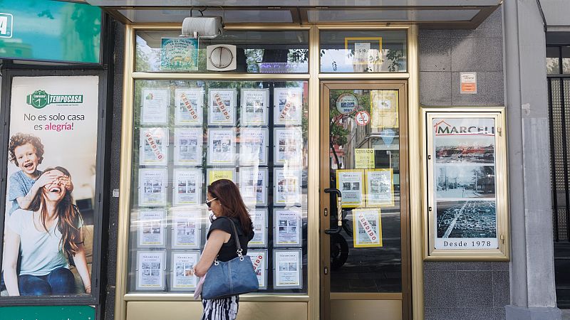 Facua ha denunciado a más de 30 inmobiliarias por incumplir la nueva Ley de Vivienda, que prohíbe que trasladen a los inquilinos los gastos de honorarios.