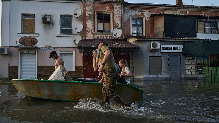 Continúan las evacuaciones tras el ataque a la presa de Nueva Kajovka