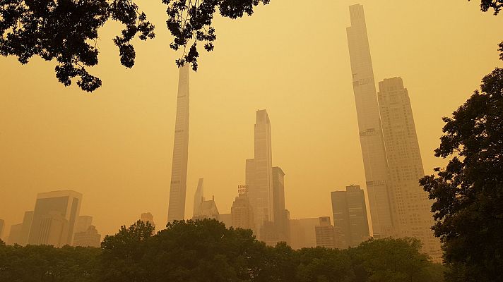 El cielo de Nueva York se tiñe de naranja