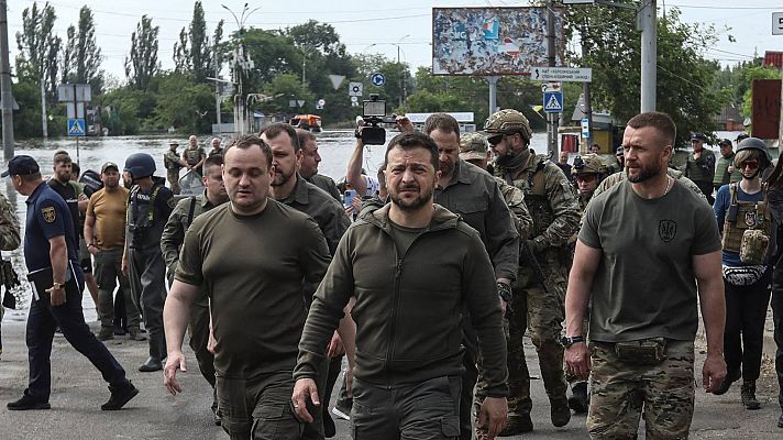 Zelenski visita las zonas inundadas en Jersón