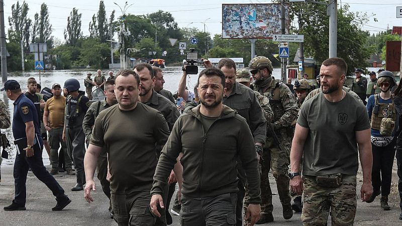El presidente ucraniano, Volodimir Zelenski, visita este jueves las zonas de la provincia de Jersón inundadas por las destrucción de la presa de Nova Kajovka. EFE/EPA/MYKOLA TYMCHENKO