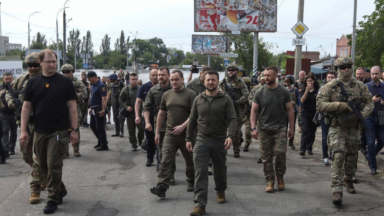 Guerra en Ucrania: Zelenski visita las zonas inundadas de Jersón