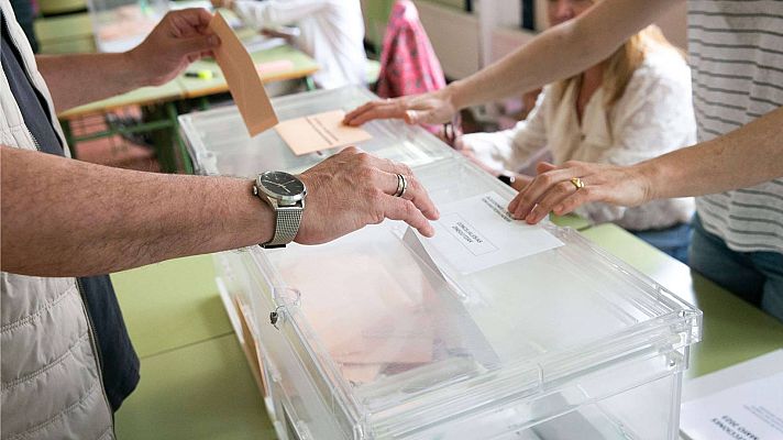 Telediario 1 - Un pueblo de Salamanca repetirá las elecciones porque el alcalde sacó la urna del colegio electoral