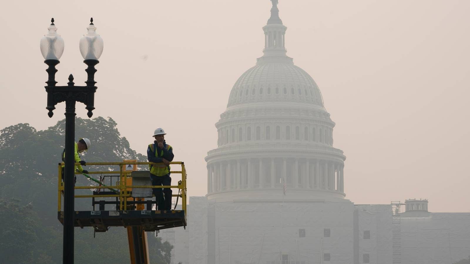 Washington se levanta cubierta por el humo