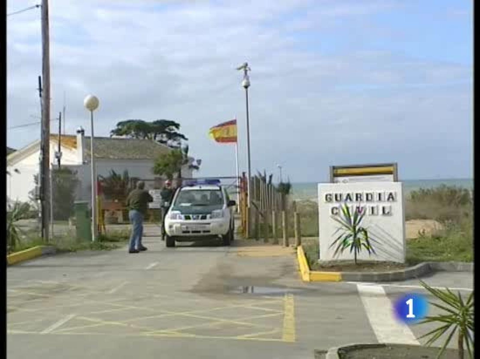 Lo confirma Interior después de analizar la documentación hallada en la casa de Portugal, de la que huyeron dos presuntos etarras. Los terroristas estuvieron vigilando el cuartel a finales del año pasado.