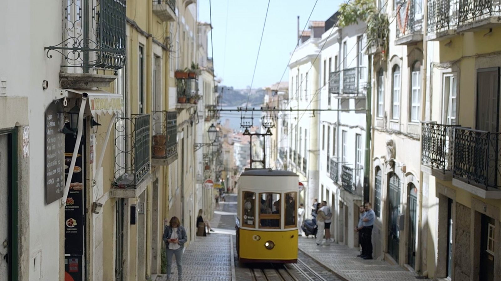 Tranvías, luz atlántica, azulejos y cafés. La Lisboa de Pessoa