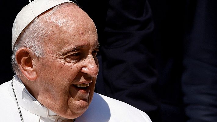 El papa mejora y podría estar ingresado en torno a una semana tras su operación