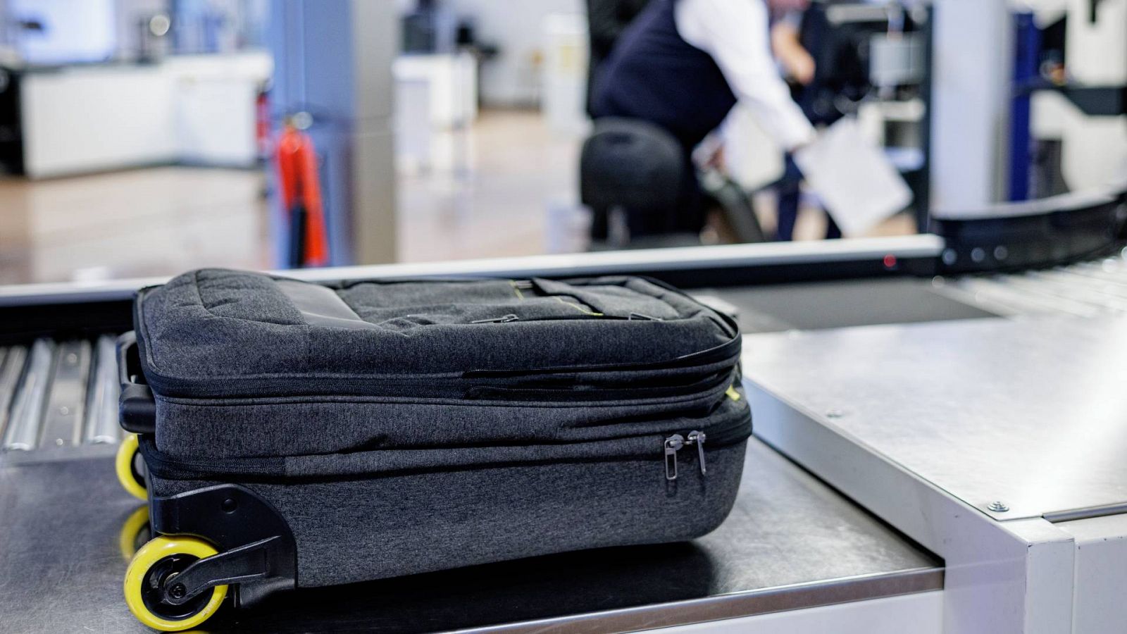 Consumo investiga a 7 compañías aéreas por cobrar suplemento en el equipaje de mano