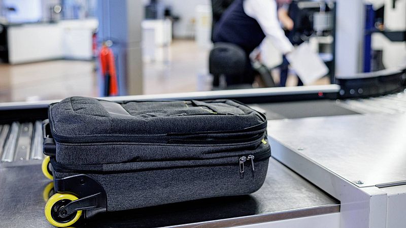 Consumo investiga a 7 compañías aéreas por cobrar suplemento en el equipaje de mano