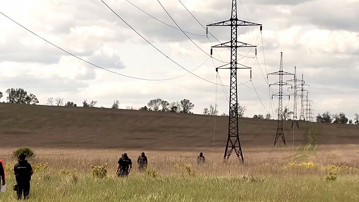 El reto de desminar la vieja línea del frente para recuperar los suministros básicos