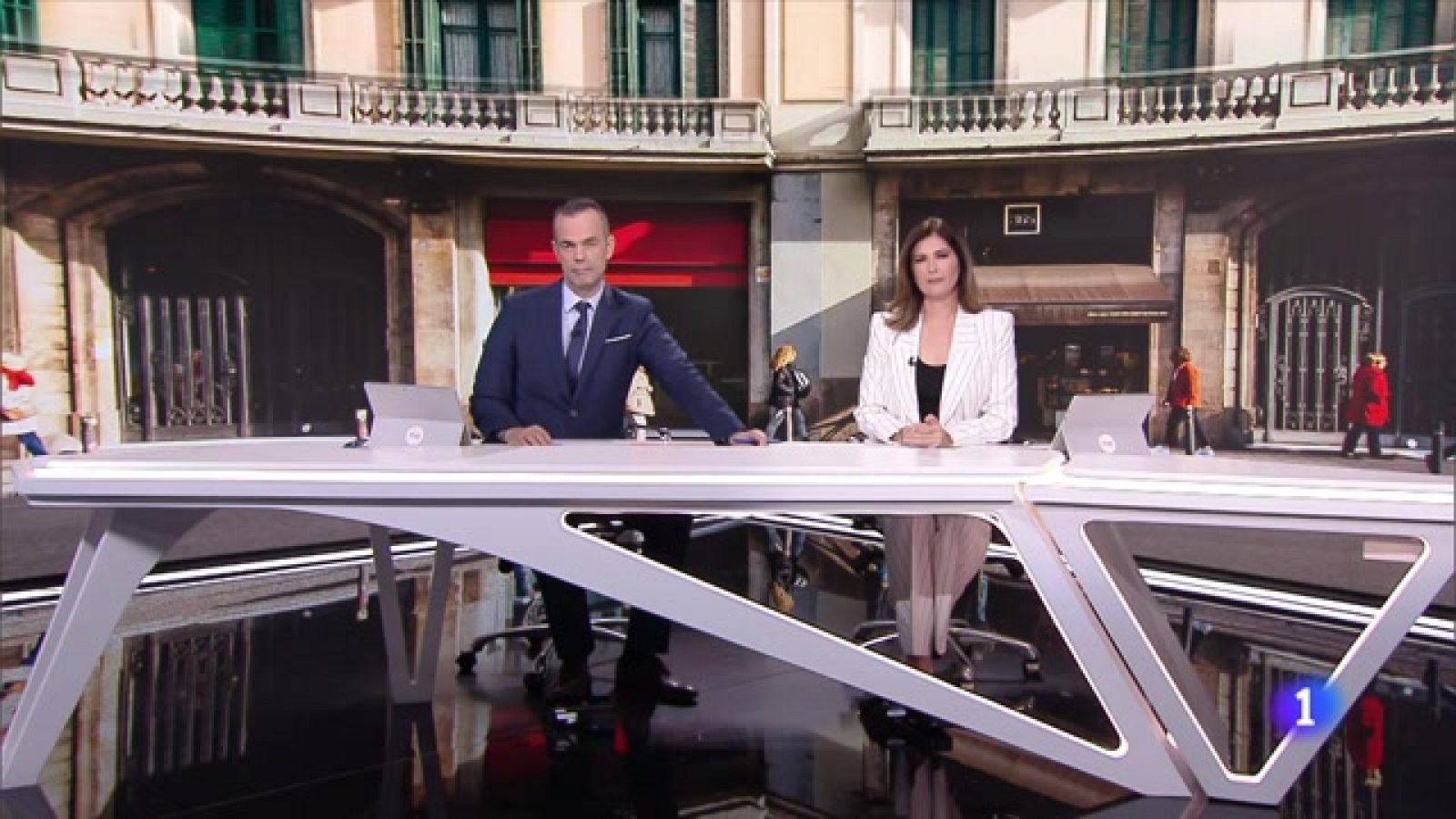 Portero de edificio, una profesión en vías de extinción -Ver ahora