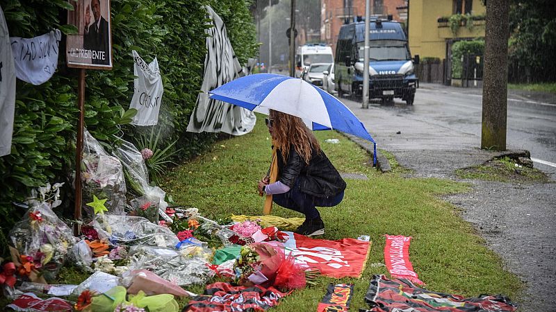 Los fieles de Berlusconi desafían la lluvia para rendirle homenaje en su residencia