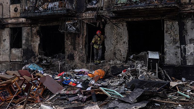 Los vecinos de Krivói Rog recogen sus cosas de su edificio calcinado tras un ataque ruso