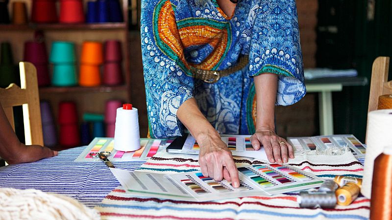 Convertir las algas marinas o la piel de naranja en fibra textil es una de las tácnicas de algunas empresas de la moda para reducir el uso excesivo del plástico en el sector.