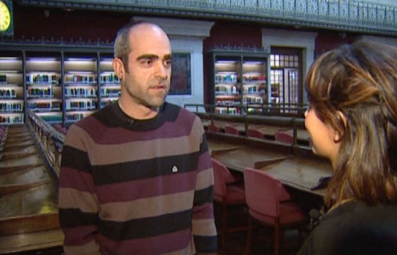 Mara Torres, presentadora de En La 2, entrevista al actor Luis Tosar en la Biblioteca Nacional.