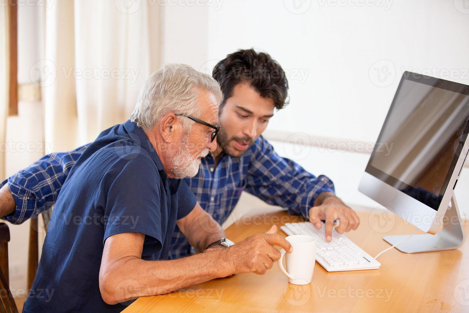 Cibervoluntarios que ayudan a personas mayores