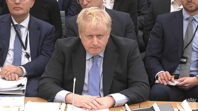 Boris Johnson enga "deliberadamente" al Parlamento sobre sus fiestas durante el confinamiento, segn la investigacin - Ver ahora