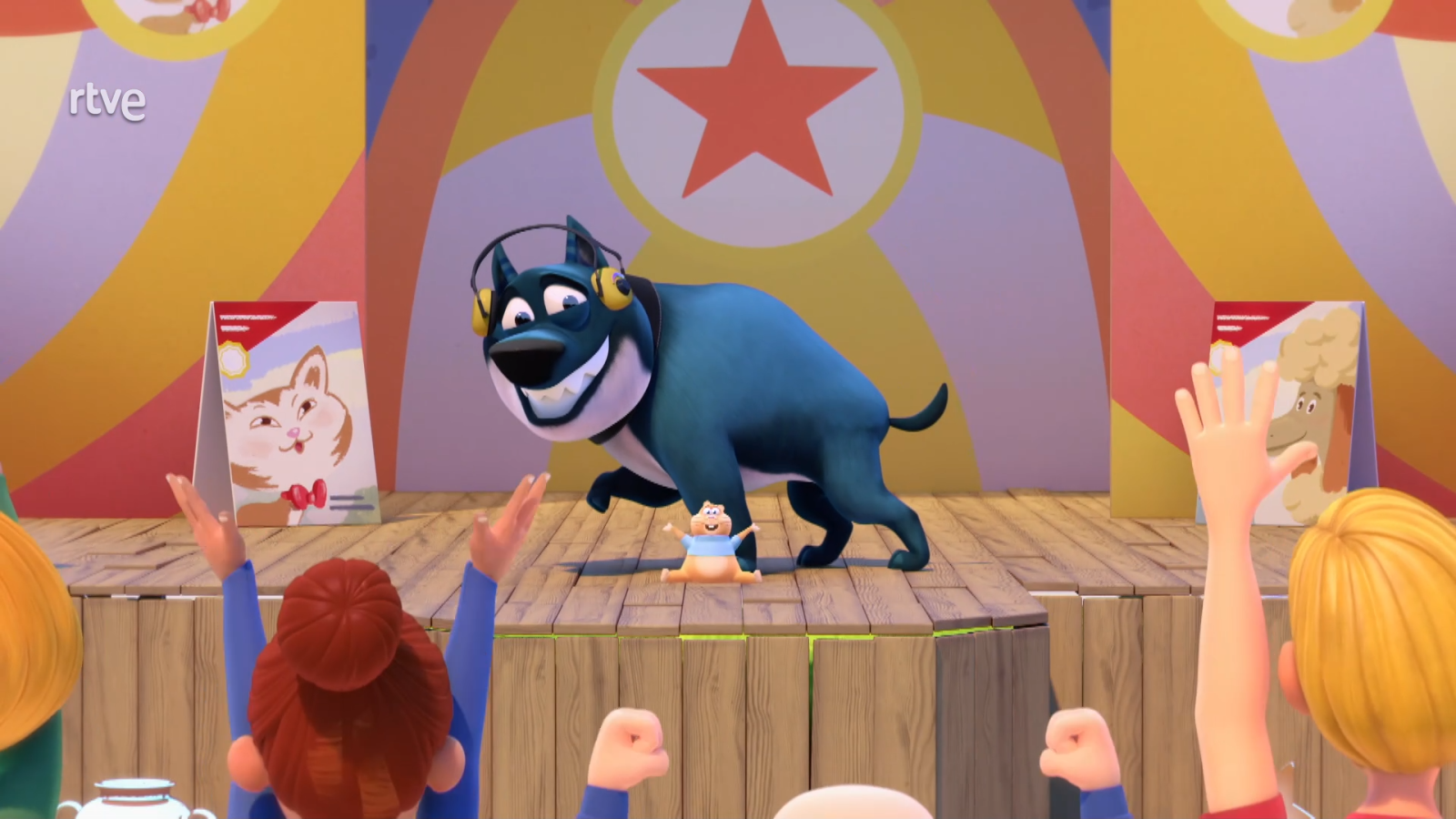 Quieto, de pie, junto a mí - Pat el perro | Ver