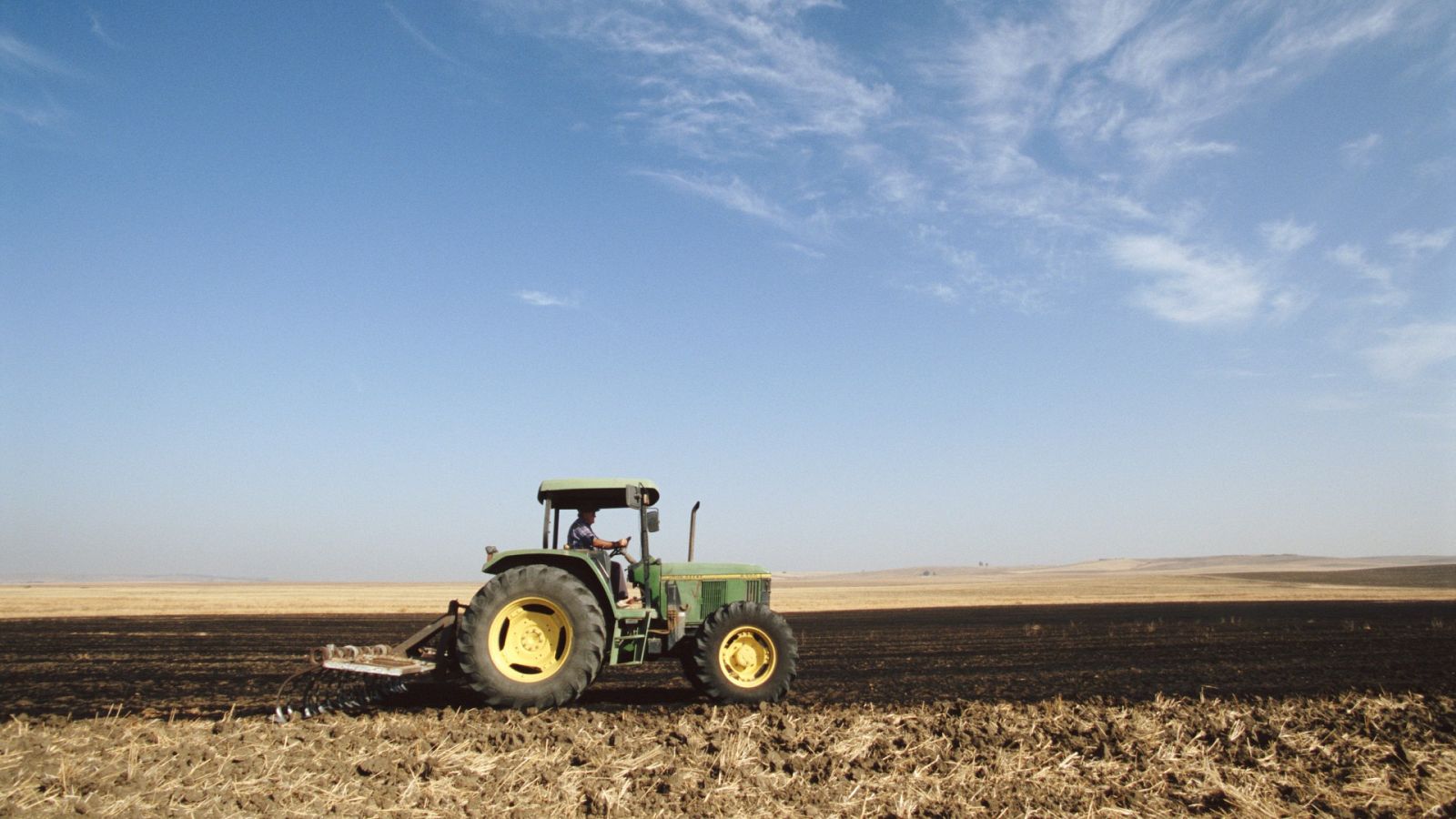 El reto de cultivar en Ucrania: agricultores revisan campos minados con controles remotos