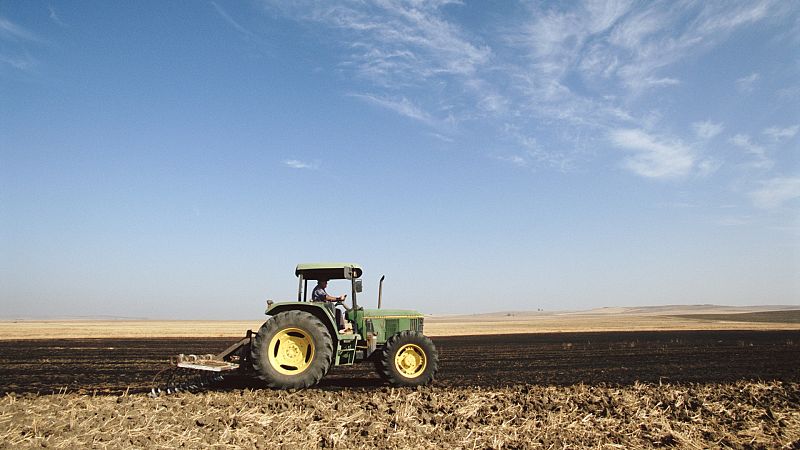 En Ucrania, muchos agricultores se encuentran a revisar los terrenos de campos minados y sistemas de cosecha por control remoto para evitar que estalle una mina.