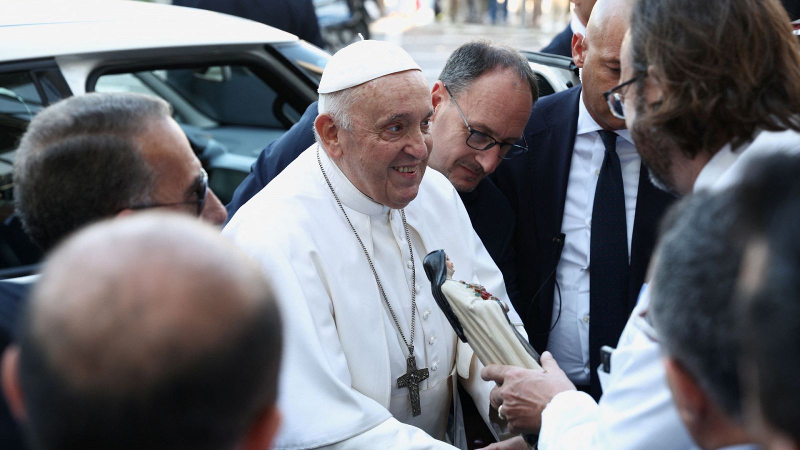 El papa Francisco recibe el alta tras su operación: "Sigo vivo"