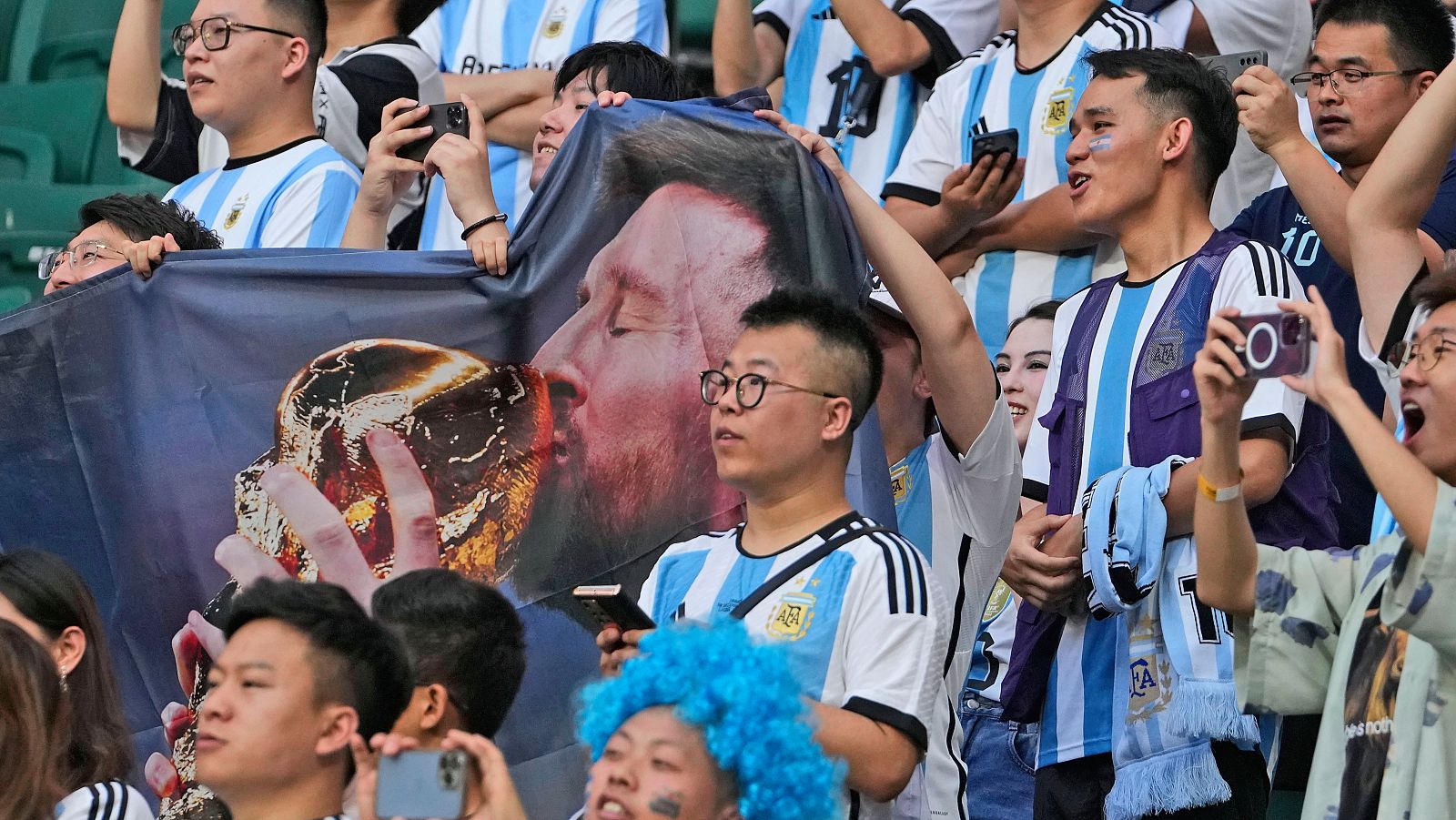 Messi desata la locura en China durante el Argentina - Australia